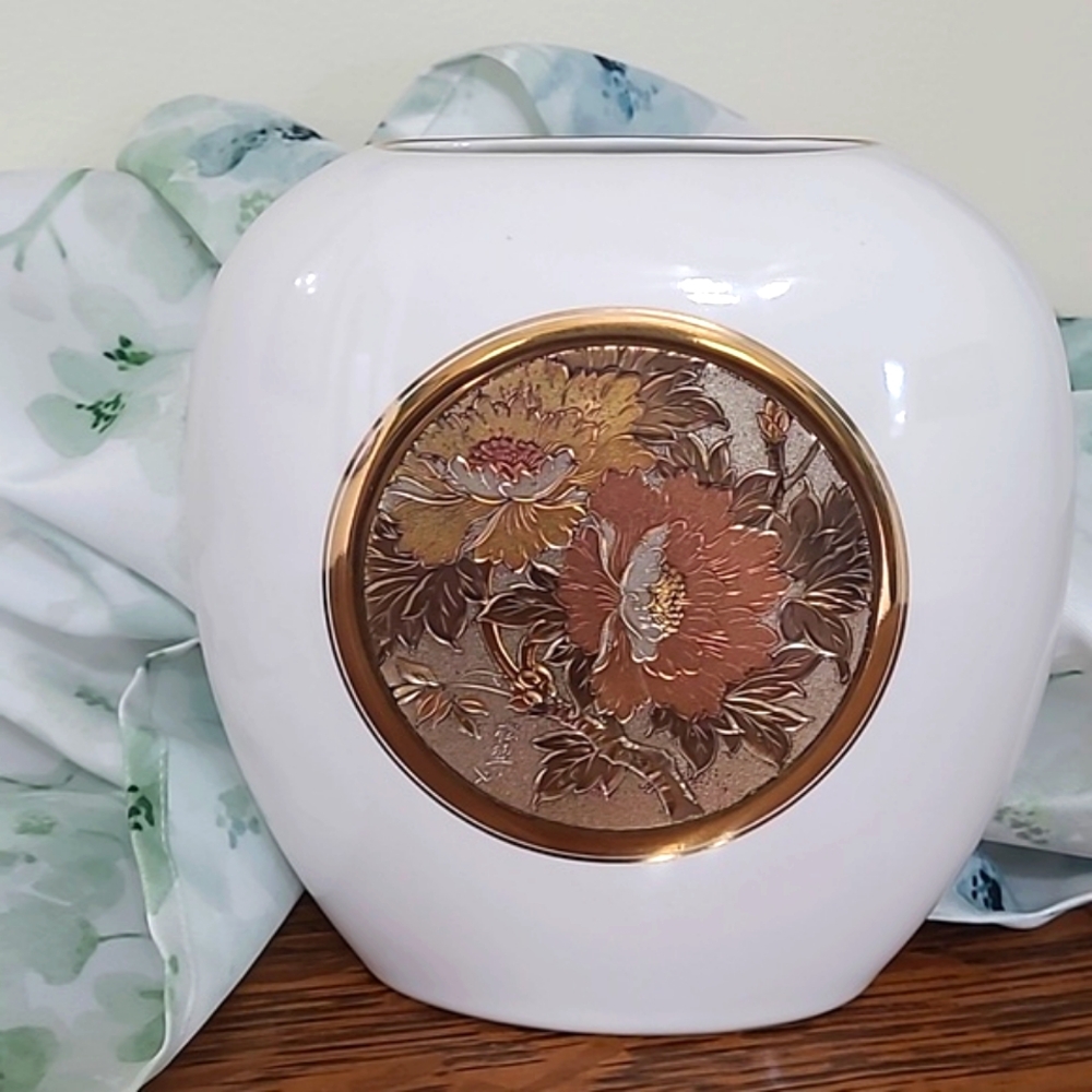 Vtg. CHOKIN Porcelin Vase 24k Gold Edge